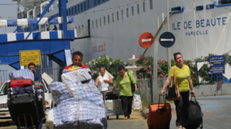 المهاجرون الجزائريون بفرنسا يحتجون على عمليات مراقبة الهوية غير المبررة للشرطة