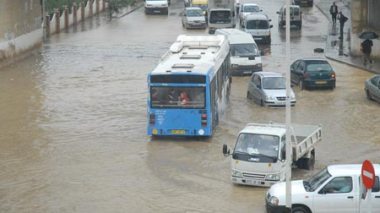 Floods isolate the population, displaced families