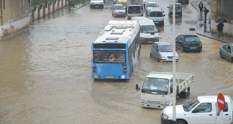 Floods isolate the population, displaced families