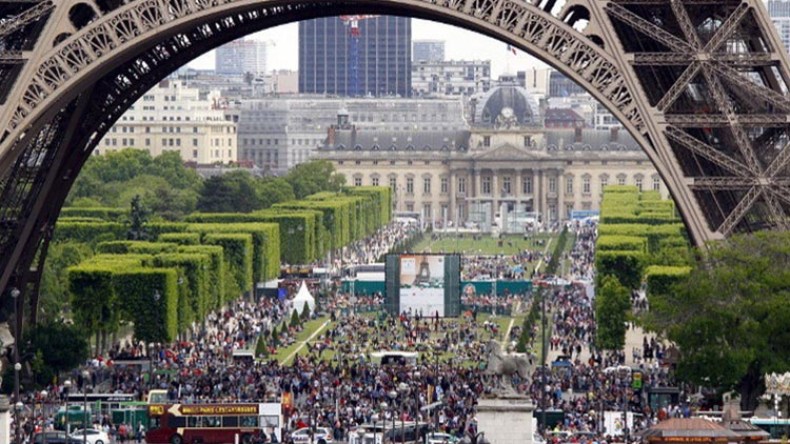 نصف الفرنسيين يؤيدون مشاركة بلادهم في عملية برية بسوريا