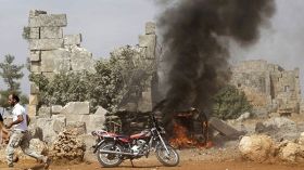 63 قتيلاً في غارات جوية على بلدة خشام شرقي سوريا