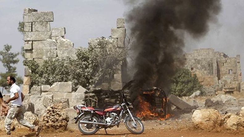 63 قتيلاً في غارات جوية على بلدة خشام شرقي سوريا