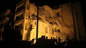 82 قتيلاً بينهم 58 مدنياً في قصف جوي على بلدة شرقي سوريا