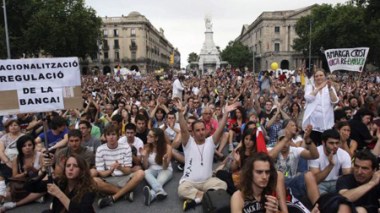 Un an après, les “indignés” espagnols redescendent dans la rue
