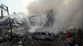 مقتل 30 شخصاً في تحطم طائرة عسكرية إندونيسية