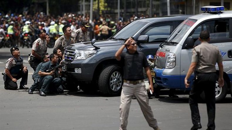 ستة قتلى في انفجارات وتبادل لإطلاق النار في العاصمة الإندونيسية