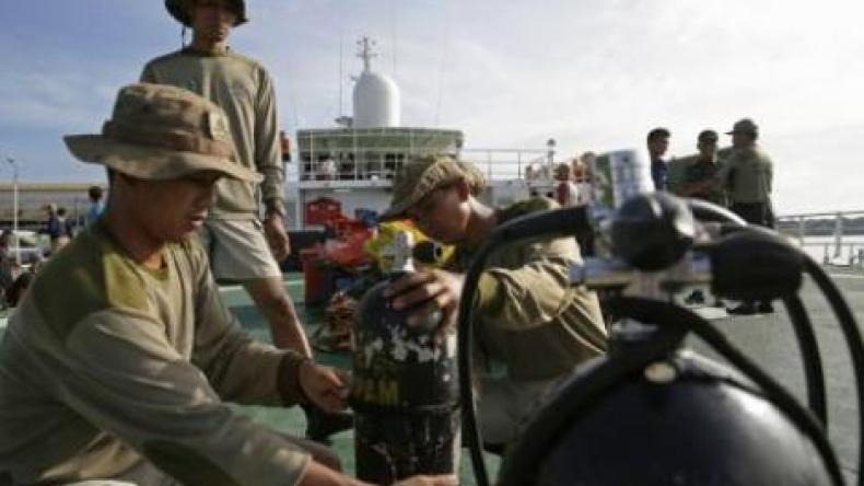 عمليات البحث متواصلة للعثور على حطام طائرة إير آسيا