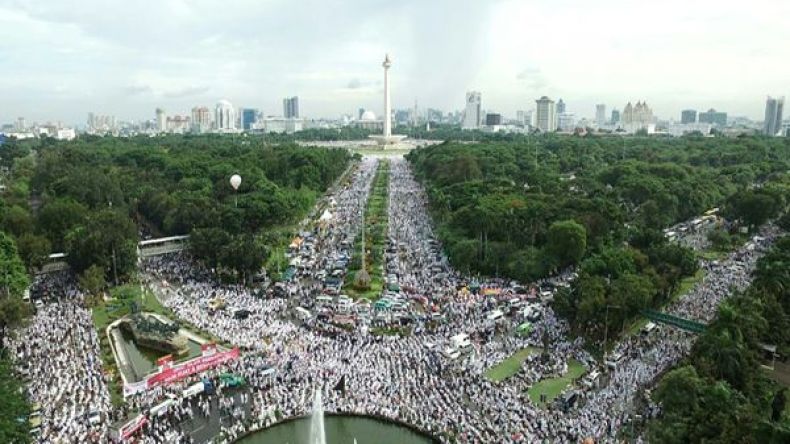 إندونيسيا: مظاهرات حاشدة ضد حاكم جاكرتا المتهم بالإساءة للقرآن