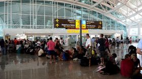 إغلاق مطار بالي وإلغاء مائة رحلة بسبب ثورة بركان