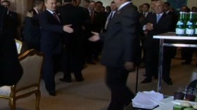 الرئيس الإندونيسي يهنئ نظيره الروسي بعيد ميلاده ويغني له