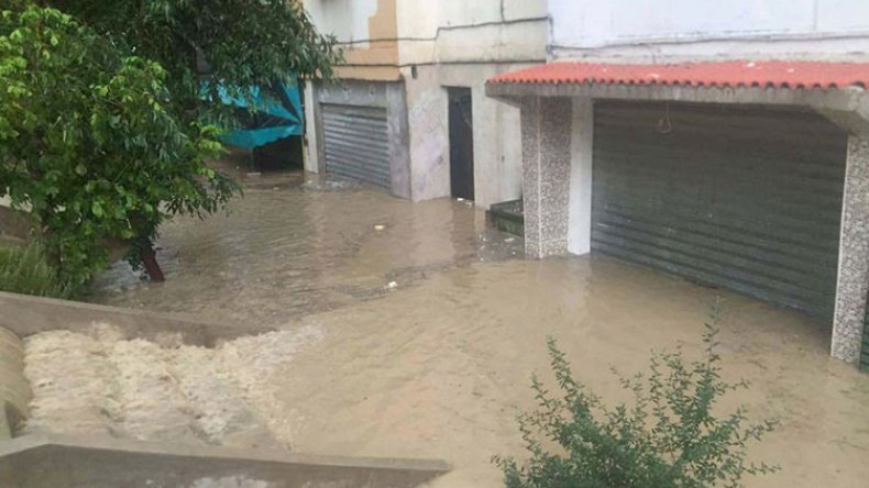 جرحى.. احتجاجات ومشردون في فيضانات مفاجئة عبر عدة ولايات