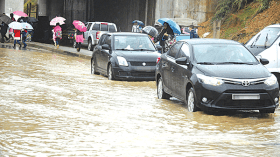 طوارئ.. هلع وعالقون بسبب الفيضانات