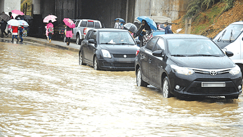 طوارئ.. هلع وعالقون بسبب الفيضانات
