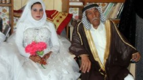 تسعيني عراقي يتزوج مع اثنين من أحفاده في ليلة واحدة