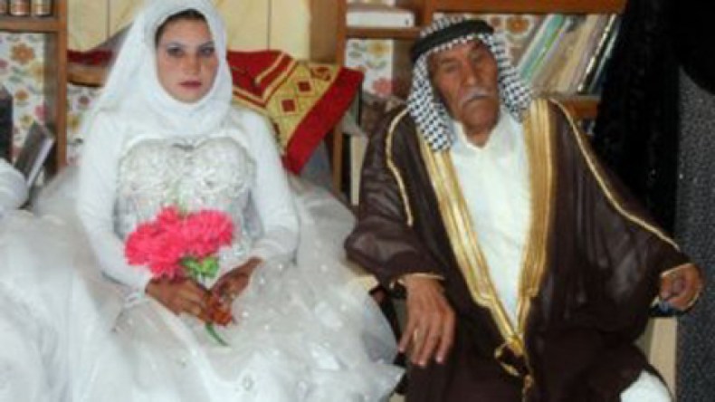 تسعيني عراقي يتزوج مع اثنين من أحفاده في ليلة واحدة