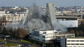 إصابة 75 شخصاً في انهيار برج مشتعل في طهران