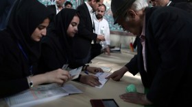 الإيرانيون يدلون بأصواتهم للاختيار بين الإصلاحي روحاني والمحافظ رئيسي