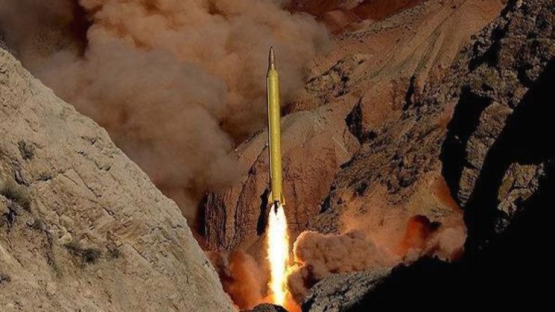 إيران تختبر صاروخاً بالستياً يبلغ مداه ألفي كلم