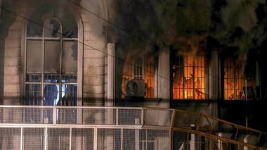 محتجون إيرانيون يحرقون السفارة السعودية في طهران