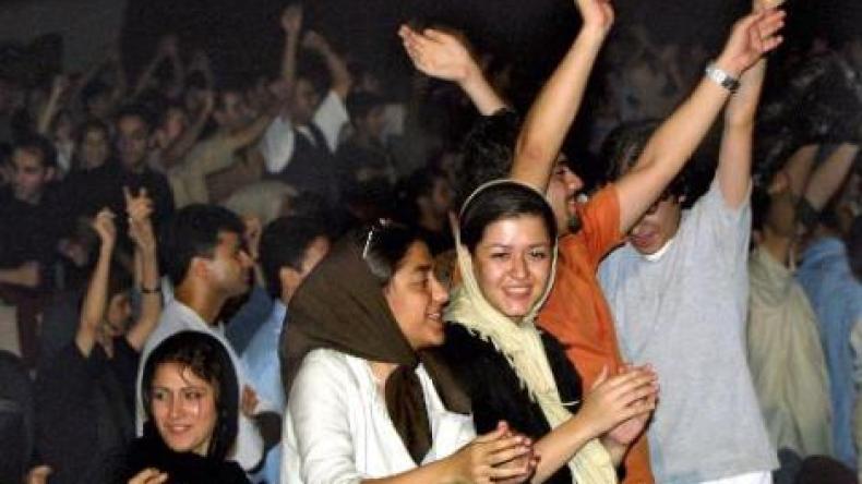 إيران تسمح للمرة الأولى بتنظيم حفل غنائي مفتوح