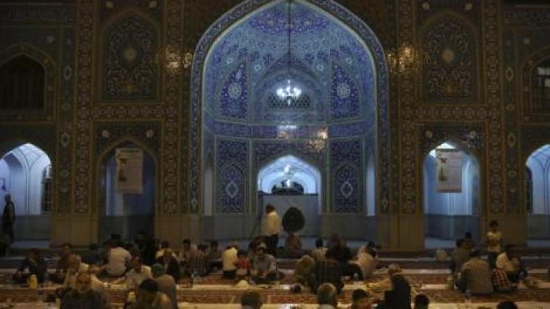 جلد 5 إيرانيين لانتهاكهم حرمة رمضان