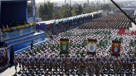 إيران تنظم عرضاً عسكرياً كبيراً قرب الخليج العربي