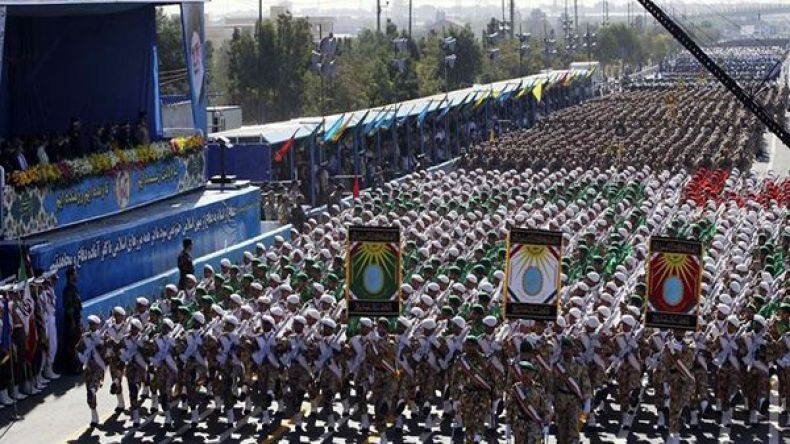 إيران تنظم عرضاً عسكرياً كبيراً قرب الخليج العربي