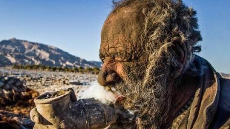 إيراني لم يستحم منذ 60 عاماً ويتغذى على الحيوانات النافقة