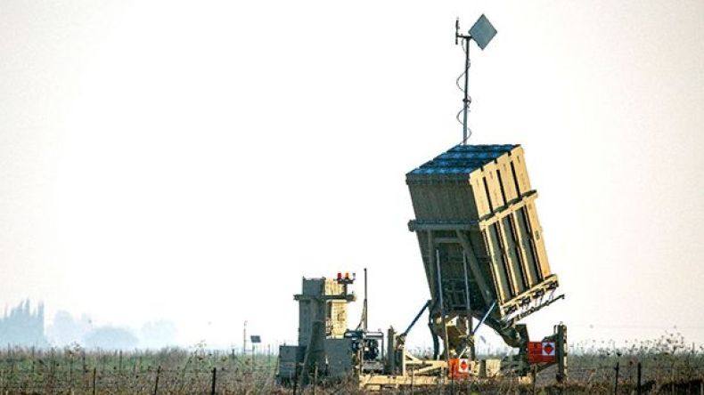 جيش الاحتلال يقصف موقعاً سورياً بعد سقوط صاروخ على الجولان