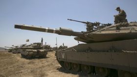 جيش الاحتلال يقصف مواقع سورية بعد سقوط قذيفة في الجولان