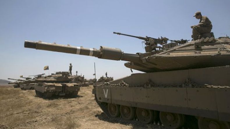 جيش الاحتلال يقصف مواقع سورية بعد سقوط قذيفة في الجولان