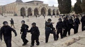 الاحتلال يعتقل فلسطينية عند الأقصى وأخرى من منزلها في القدس