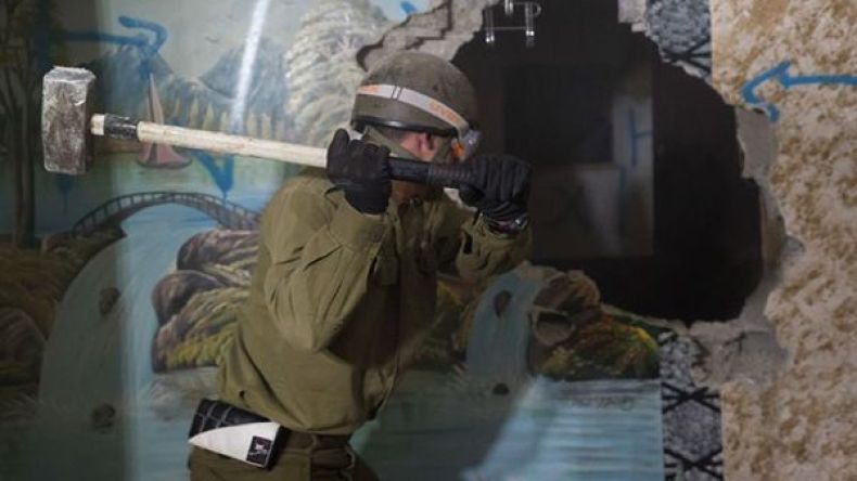 جيش الاحتلال يهدم منزل مهاجم فلسطيني في الخليل