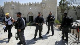 فلسطيني يقتل أمريكياً ويصيب تسعة في عملية طعن في تل أبيب