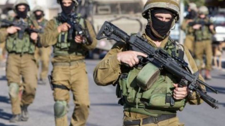 جيش الاحتلال يعتقل 18 فرداً من عائلة فلسطينية واحدة