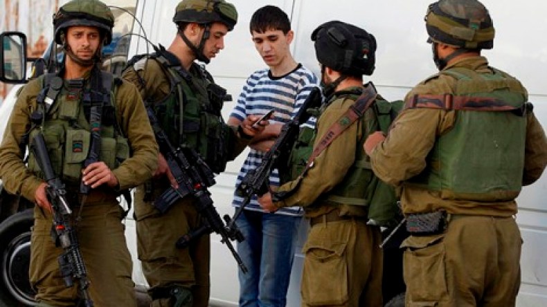 جيش الاحتلال يعتقل ثلاثة فلسطينيين في الضفة