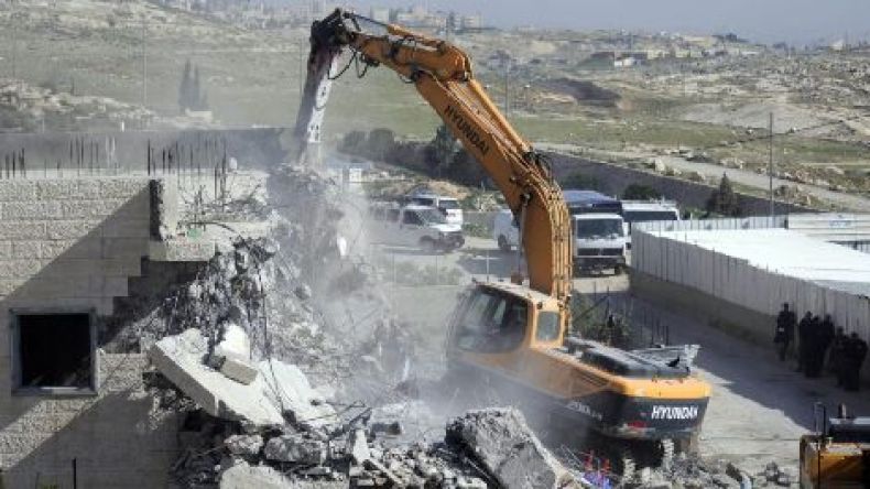 الاحتلال يهدم منازل للفلسطينيين بنيت بتمويل أوروبي