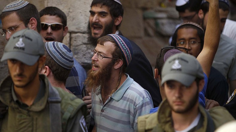 مئات المستوطنين يقتحمون الأقصى