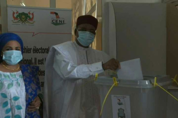 Le Niger élit son président pour une transition pacifique inédite