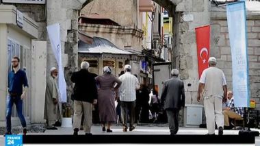 اللاجئون السوريون قلقون حيال رد فعل الأتراك حول منحهم الجنسية التركية