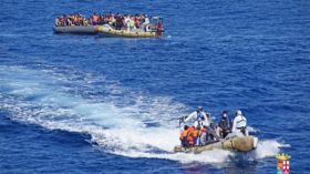 انقلاب زورق مهاجرين في المتوسط ومخاوف من غرق نحو 80
