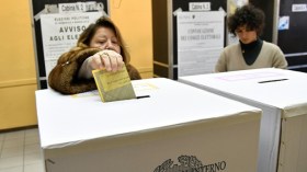 الإيطاليون يدلون بأصواتهم في الانتخابات التشريعية