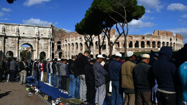 مسلمو إيطاليا يتظاهرون ضد إغلاق مساجد في روما
