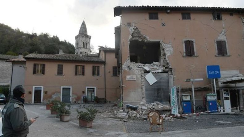 هزات ارتدادية بعد زلزال أحدث أضراراً جسيمة في إيطاليا