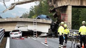 لحظة انهيار جسر في إيطاليا على سيارة عابرة