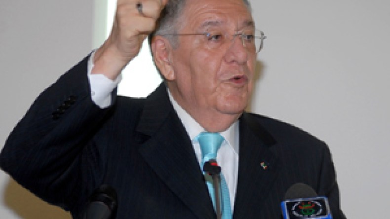 ولد عباس يحذر مسؤولي الصحة من التلاعب بالصفقات العمومية