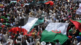 الجزائريون يكسرون حظر المسيرات بالعاصمة ويتضامنون مع غزة