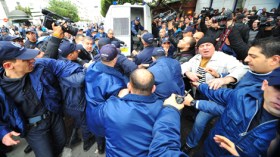 الأمن يفرق مناهضين للعهدة الرابعة وسط العاصمة