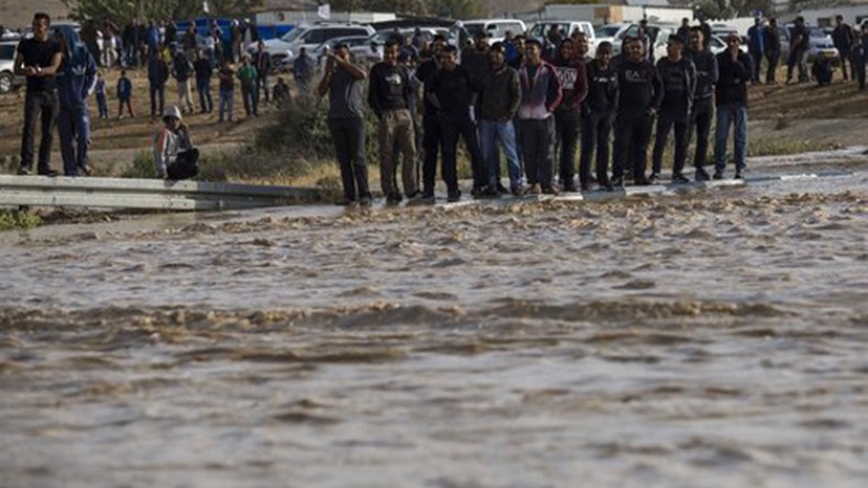 سيول تجرف حافلة مدرسية بالأردن والضحايا تلاميذ ومعلمون