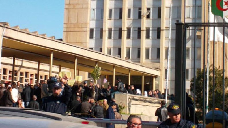 وقفة احتجاجية لعمال الإذاعة والتلفزيون